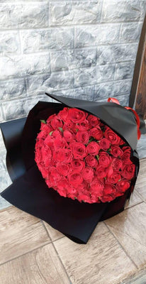 100 Red Roses Wpapped on Black Paper Bouquet